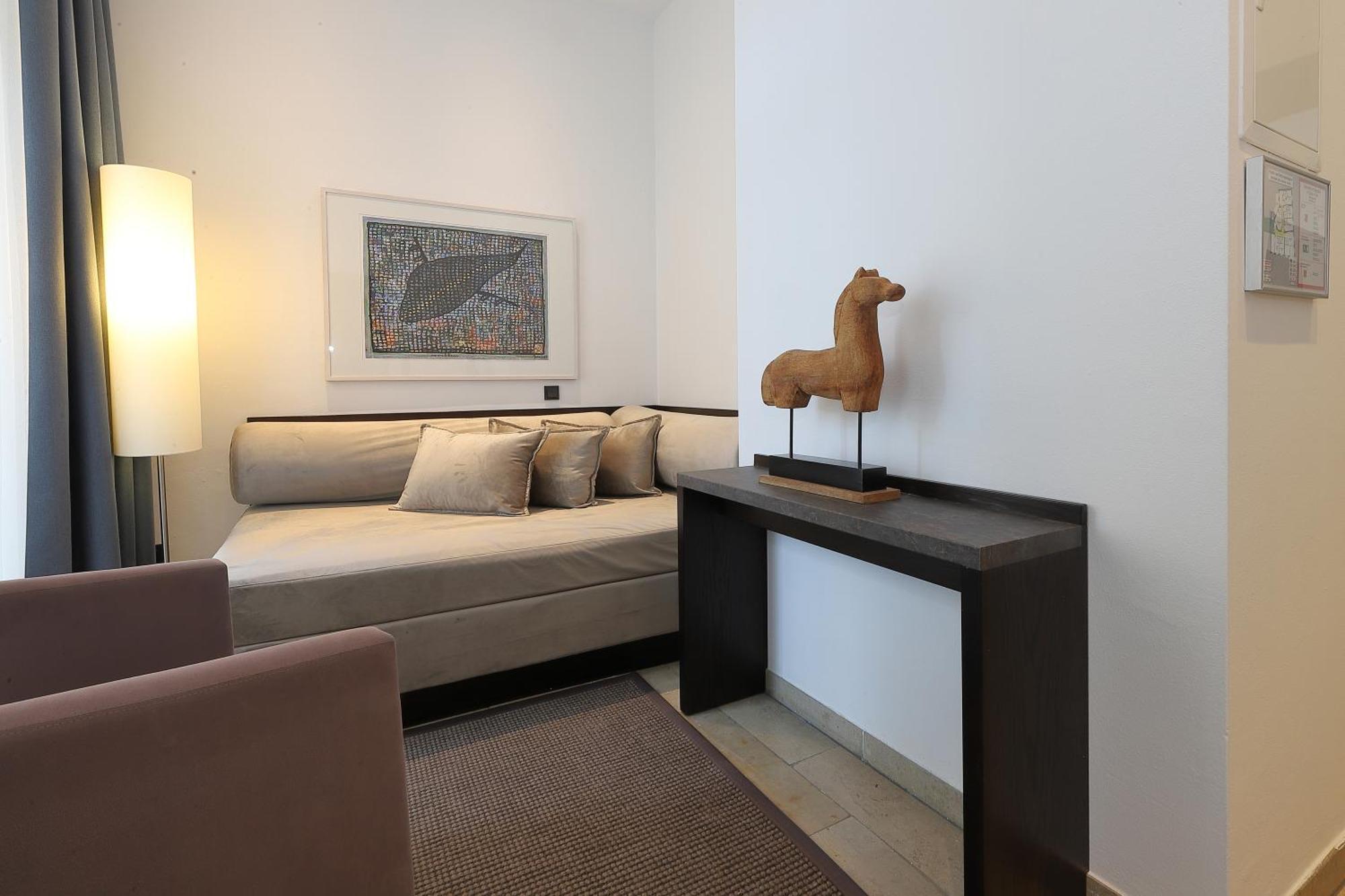 Hotel Devin Art 4*